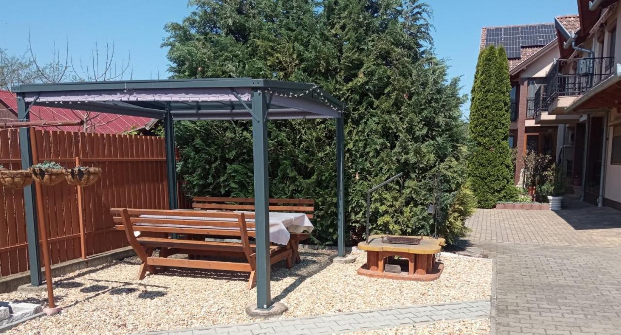 Mediterran Apartman Es Vendeghaz Hajdúszoboszló Exterior foto