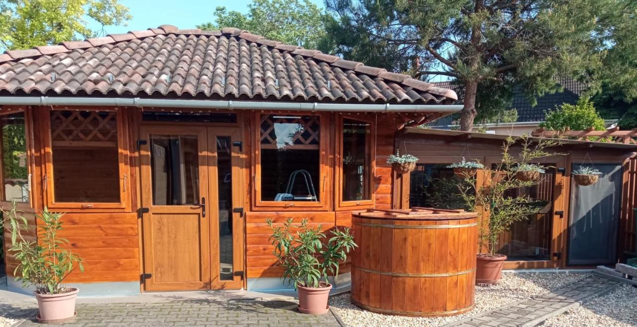 Mediterran Apartman Es Vendeghaz Hajdúszoboszló Exterior foto
