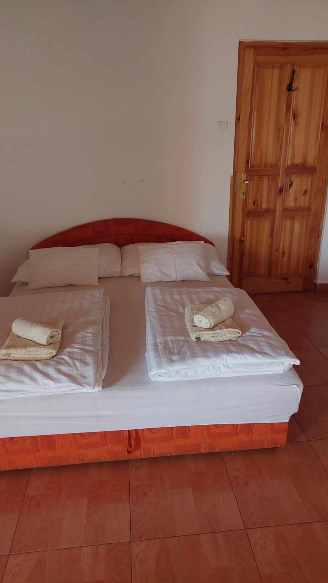 Mediterran Apartman Es Vendeghaz Hajdúszoboszló Exterior foto